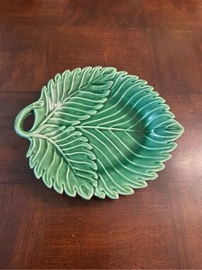 Majolica 8.75" Green Leaf Serving Dish Two's Company Pottery